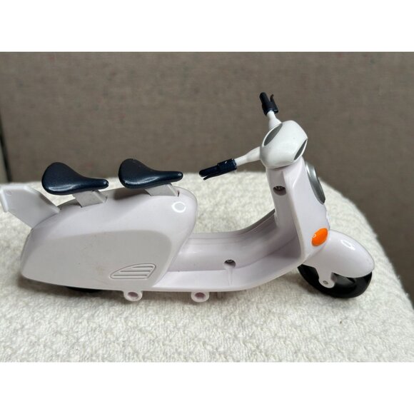 Bratz Lil Mini White 2 Seater Vespa Scooter Sidecar 6" Long Rare 2002 Toy girl - Picture 5 of 10